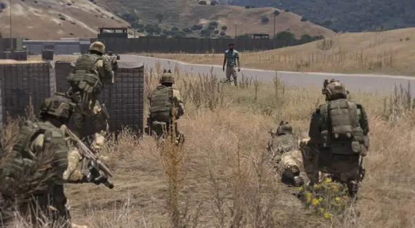 Milsim Arma 3: Jak zacząć? Przewodnik po modach i jednostkach